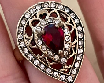 Bague à Cocktail vintage Français.Teardrop Filigree, Ruby Crystal, Pave