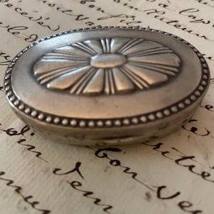 boîte à bijoux vintage en argent, repoussée, perles