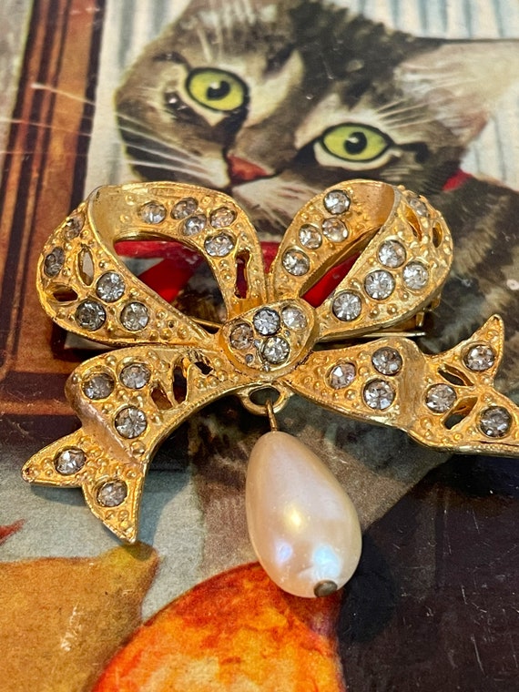 Vintage bow with pearl Gem