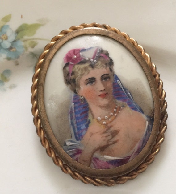 Broche/pendentif Antique Portrait De Femme Miniature Peint - Bijou Romantique En Laiton Doré - Occasion