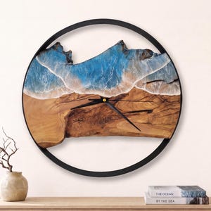 Individuelle Wanduhr aus Epoxidharz | Ozean-Kunst aus Olivenholz | Stille Küsten- und Stranddekoration | Schwarzer Metallrahmen | Geschenk zum 5. Hochzeitstag