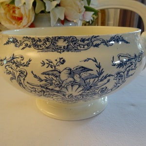 Soupiere, earthenware terrine, France, Provence, birds, blue motif, filigree decorations