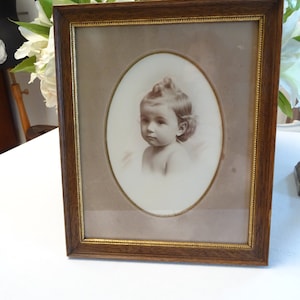 Photographie Ancienne - Petite Fille Encadrée avec Passepartout, Cadre Bois, France, Vintage