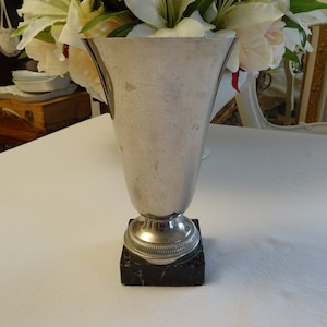 Petit vase gobelet, chromé avec des traces d'usure, avec un socle en marbre noir