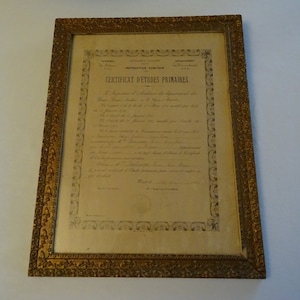Antikes Zertifikat CERTIFICAT D'ÈTUDES PRIMAIRES von 1929 im Rahmen kunstvoll vergoldet