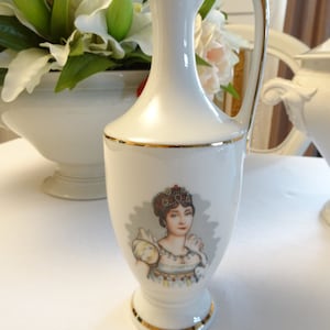 Vase, Henkelkrug aus Porzellan, Josephine Bonaparte (Napoleon), Frankreich, Goldmontur