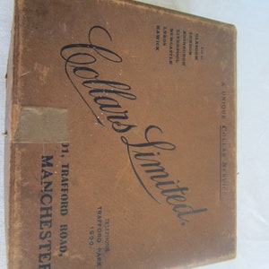 Könnte beinhalten: Ein brauner Karton mit dem Text "Collars Limited." in schwarzer, kursiv geschriebener Schrift. Die Schachtel enthält auch die Adresse "01, Trafford Road, Manchester." und die Telefonnummer "Telephone: Trafford Park 1600."