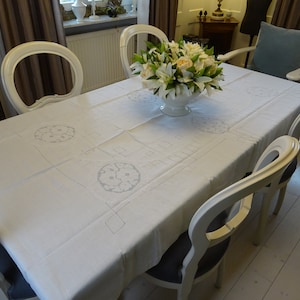 Leinentischdecke Handarbeit geometrische Muster Lochstickerei Monogramm ES Aussteuer