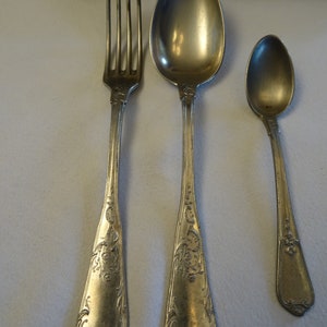 Set posate 32 pezzi cucchiai forchette decorazioni in metallo scatola originale Francia vintage