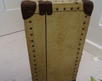 Koffer cremefarben Metallschliessen Ledergriff Rostpatina Vintage Reisen Frankreich Sammeln Aufbewahrung