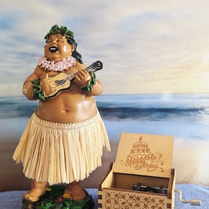 Hawaii Hula Doll Geschenk Solar tanzen Hula Guy Shaka Hände  Geburtstagsgeschenk lustige Arbeit Geschenk Wackelkopf Figur Auto Dashboard  Puppe -  Schweiz