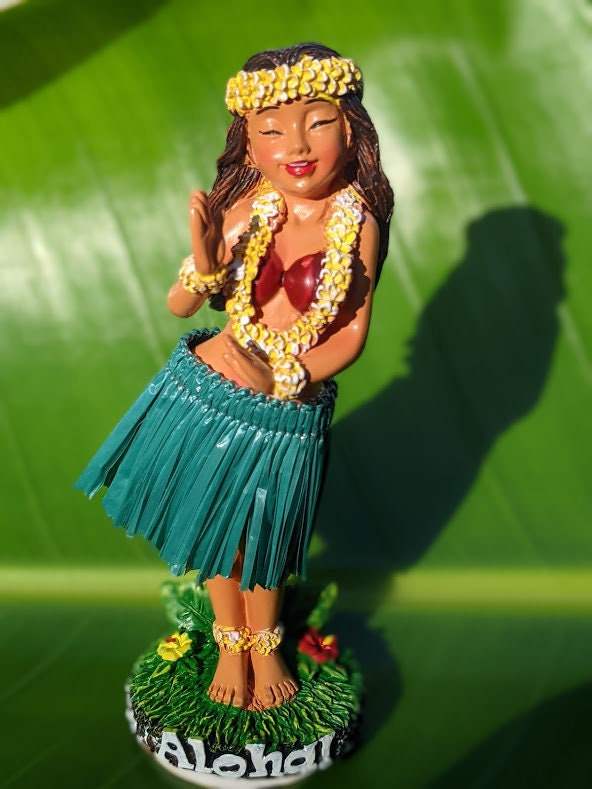 Hang Loose Hula Girl Wackelfigur Auto Armaturenbrett Wackelmädchen Aloha  Hawaii, 11,5cm : : Spielzeug