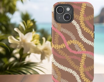 以下が含まれることがあります： ピンク、白、黄色の花のレイのパターンが施された茶色のiPhoneケース。ケースにはカメラレンズ用の切り抜きがあります。