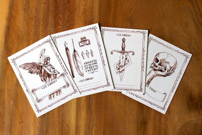 Puede incluir: Cuatro ex libris marrones y blancos con bordes decorativos. Cada ex libris presenta una imagen diferente: un &aacute;ngel, una pluma y un tintero, una daga y una calavera. Cada ex libris incluye el texto "Ex Libris".