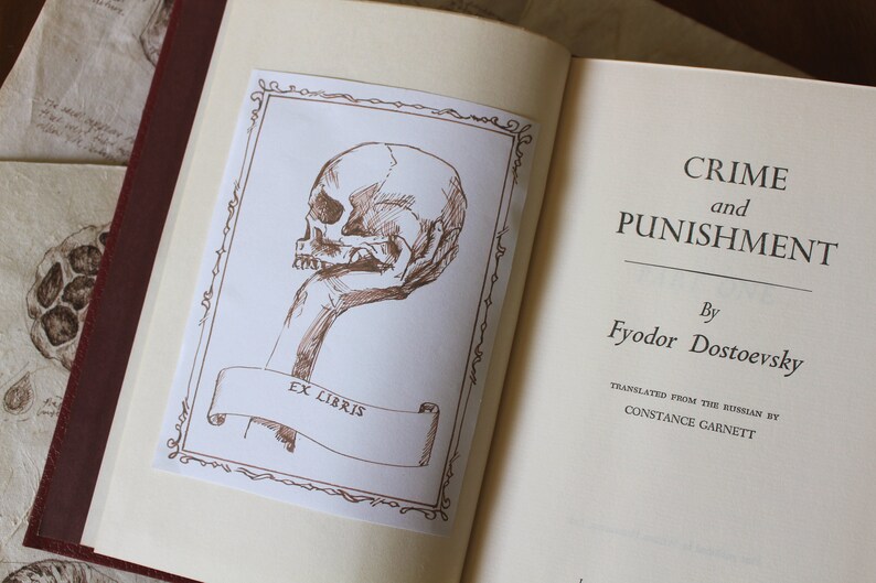 Puede incluir: Un libro vintage titulado "Crimen y Castigo" de Fi&oacute;dor Dostoievski, con una ilustraci&oacute;n dibujada a mano de una calavera en la portada.