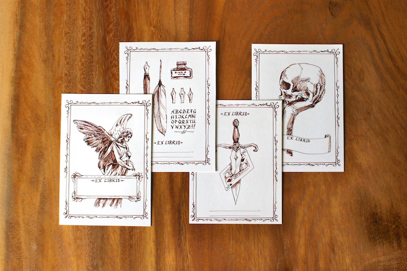 Puede incluir: Cuatro tarjetas blancas con ilustraciones de tinta marr&oacute;n y el texto "Ex Libris" en cada tarjeta. Las ilustraciones incluyen una pluma, un tintero y un alfabeto, una calavera, una daga y un &aacute;ngel.