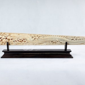 Pico de pez espada Marlin tallado a mano Fénix Dragón grabado Arte indonesio Escultura de hueso balinés Regalo de hueso Obra de arte grabada para decoración de mesa