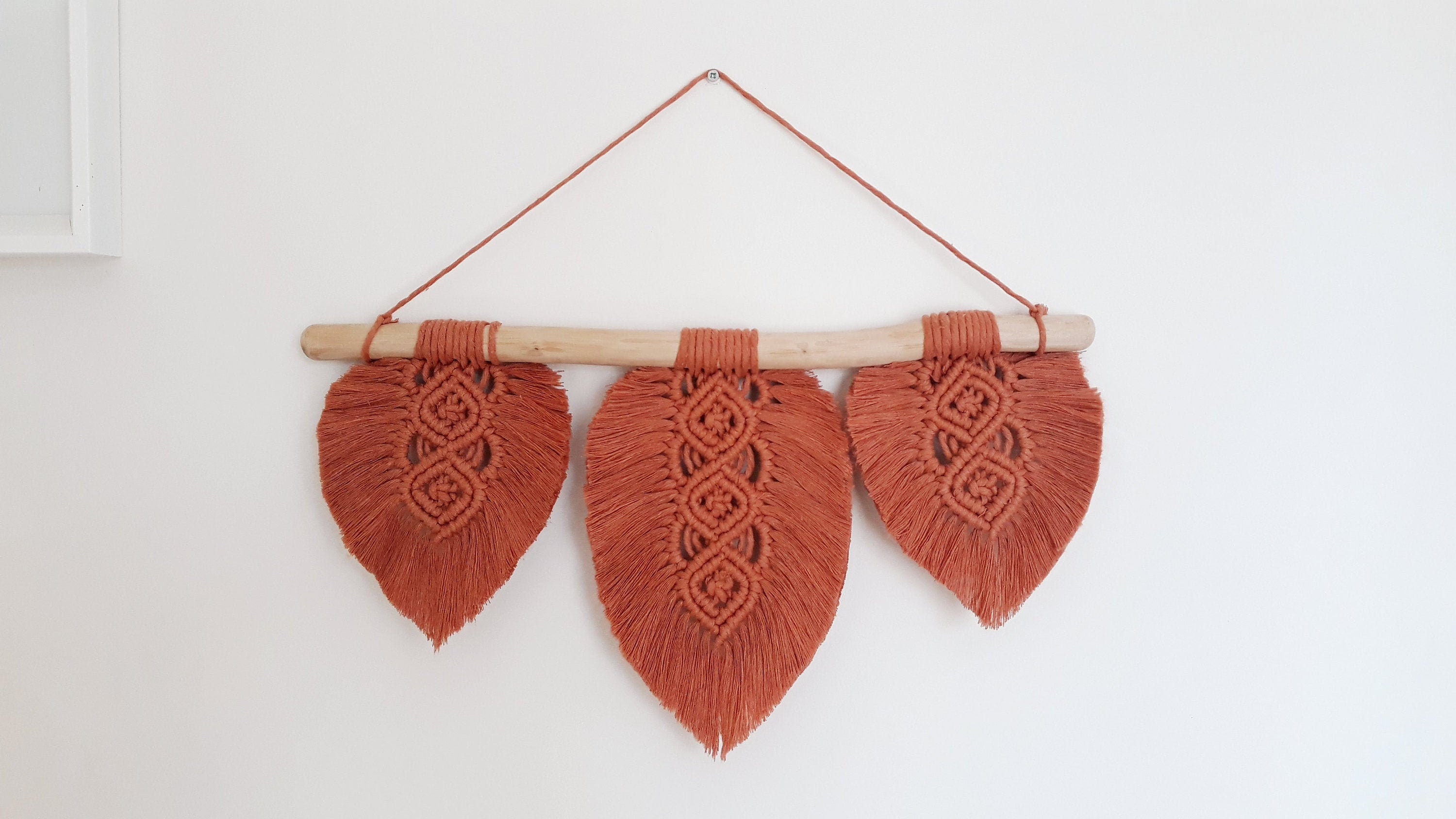 Grande Suspension Murale avec Plumes en Macramé - Décoration Murale