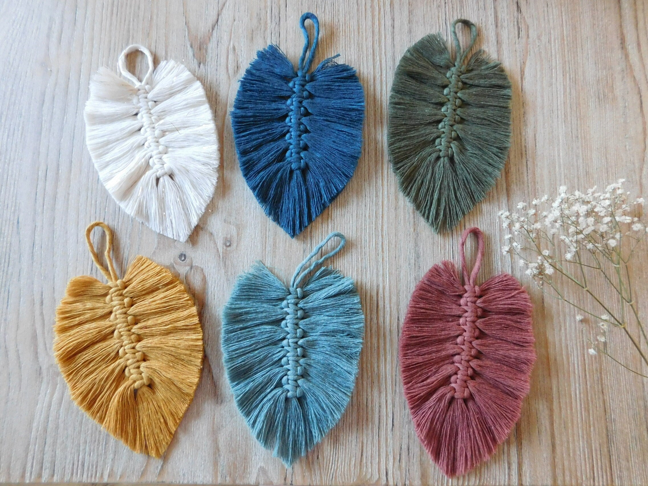 Décoration Petite Plume à Suspendre en Macramé