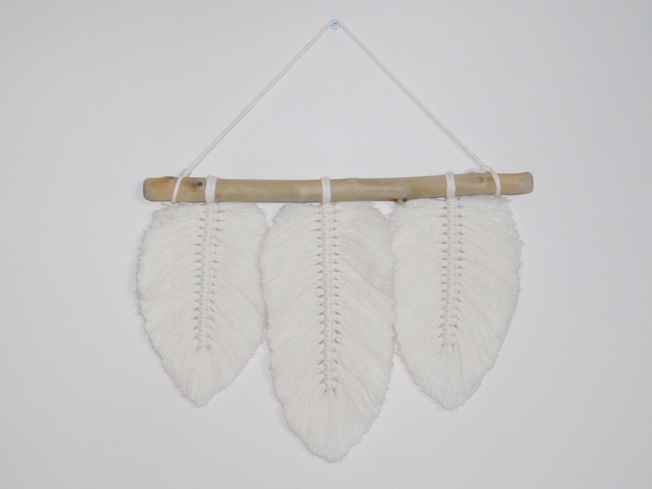 Suspension Plumes en Macramé et Bois - Tenture Murale Décoration Boho Éco Responsable Bohème Tapisse