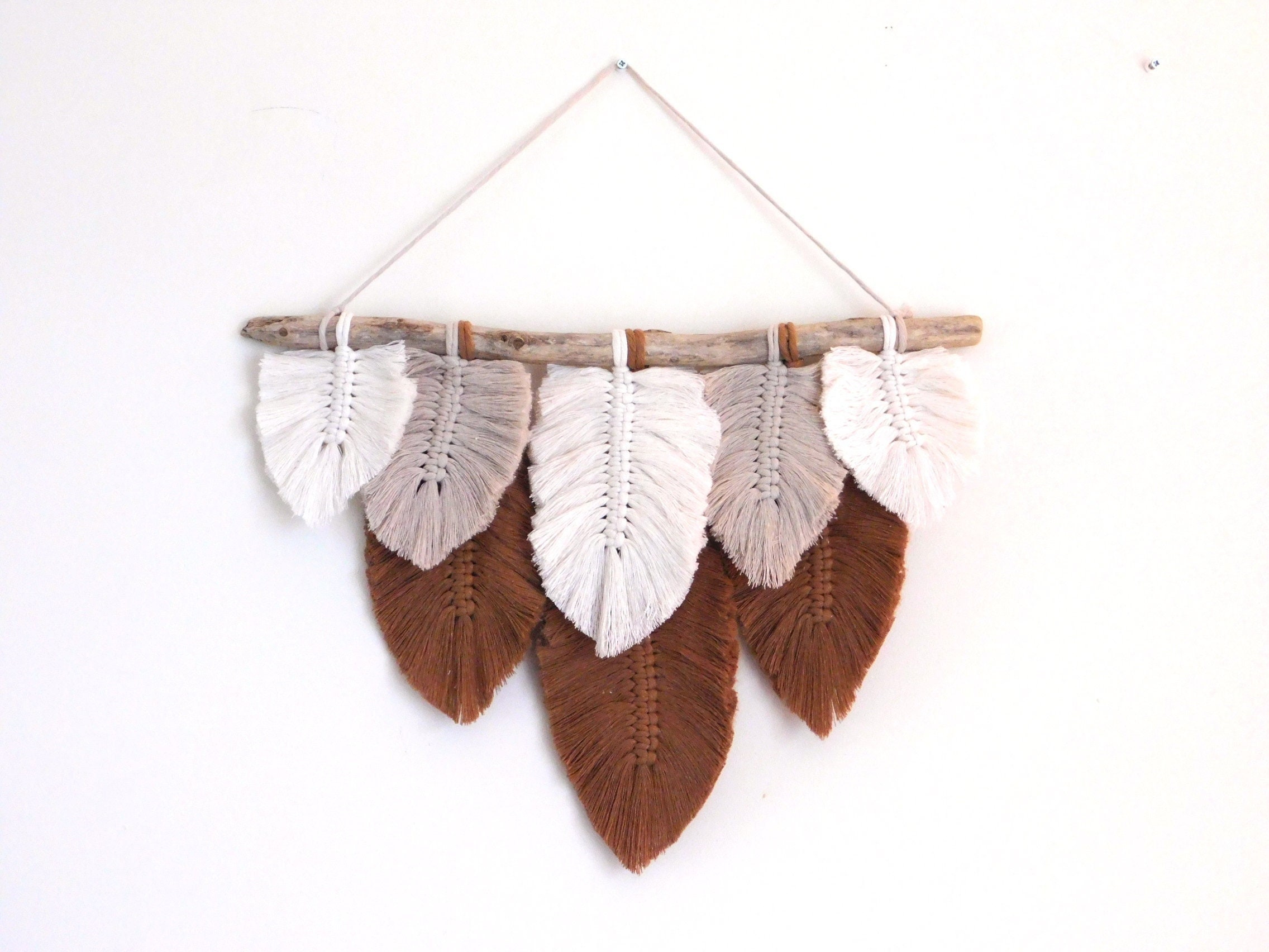 Tenture Murale 8 Plumes en Macramé et Bois Flotté - Décoration à Suspendre Bohème