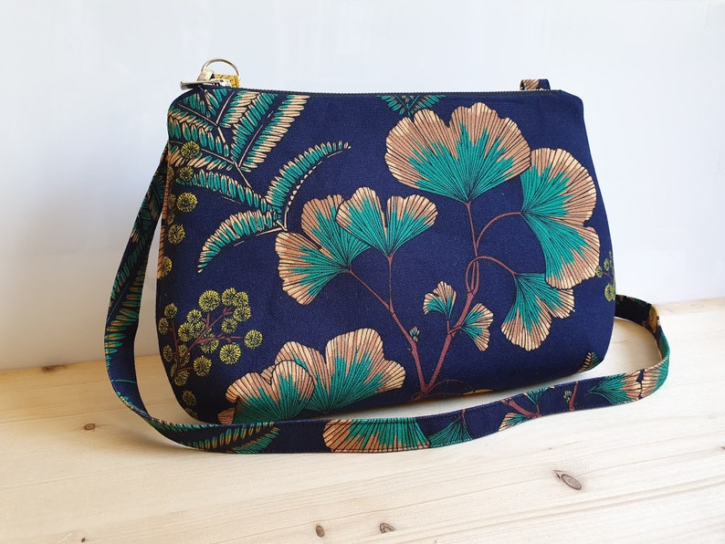 Sac bandoulière à motifs ginkgo et mimosa sur fond bleu marine Fait main en France image 3