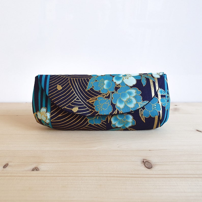 Etui à lunettes en tissu japonais, motif floral bleu clair sur fond bleu marine