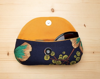 Etui à lunettes en coton à motifs ginkgo et mimosa sur fond bleu marine