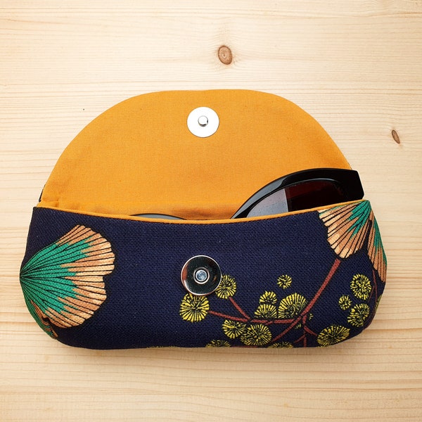 Etui à lunettes en coton à motifs ginkgo et mimosa sur fond bleu marine