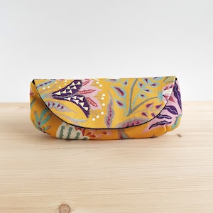 Etui à lunettes en coton à motifs fleurs colorées sur fond or - Idée cadeau femme
