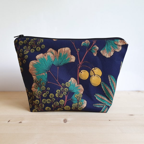 Grande trousse de toilette à motifs ginkgo et mimosa sur fond bleu marine - doublure imperméable