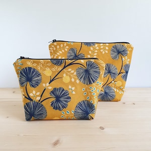 Trousse de toilette - trousse à maquillage en coton à motifs fleurs sur fond or - Doublure déperlante - Fait main en France