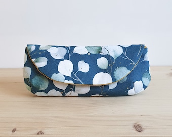 Eucalyptus glasses case on a petrol blue background - Handmade in France