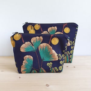 Trousse à maquillage ou trousse de toilette à motifs ginkgo et mimosa sur fond bleu marine - Doublure déperlante - Fait main en France