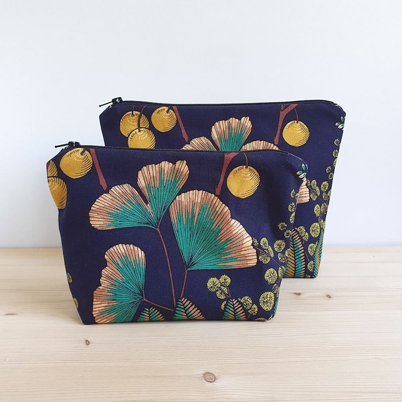 Trousse à maquillage ou trousse de toilette à motifs ginkgo et mimosa sur fond bleu marine