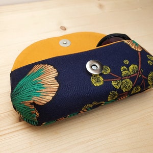 Etui à lunettes en coton à motifs ginkgo et mimosa sur fond bleu marine image 4