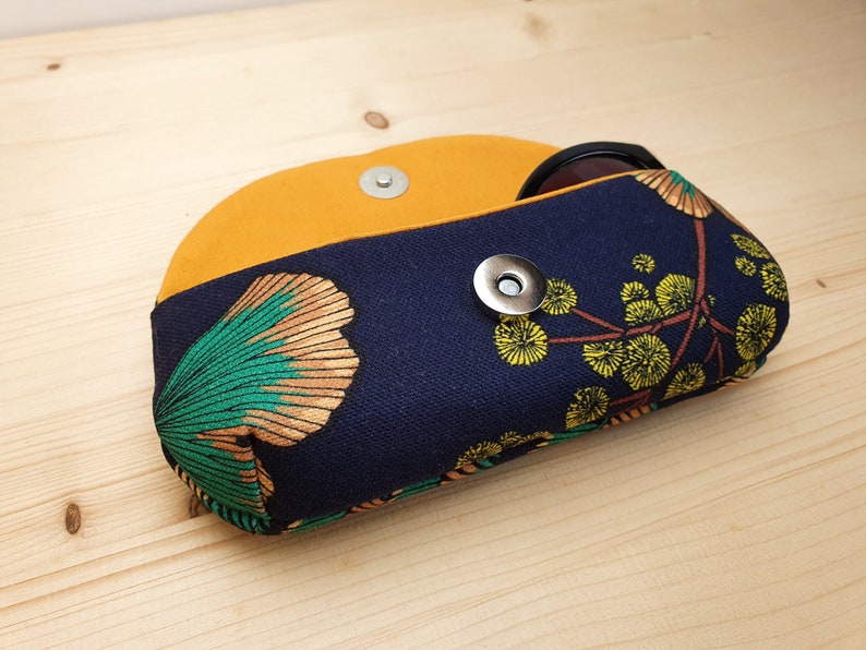 Etui à lunettes en coton à motifs ginkgo et mimosa sur fond bleu marine image 4