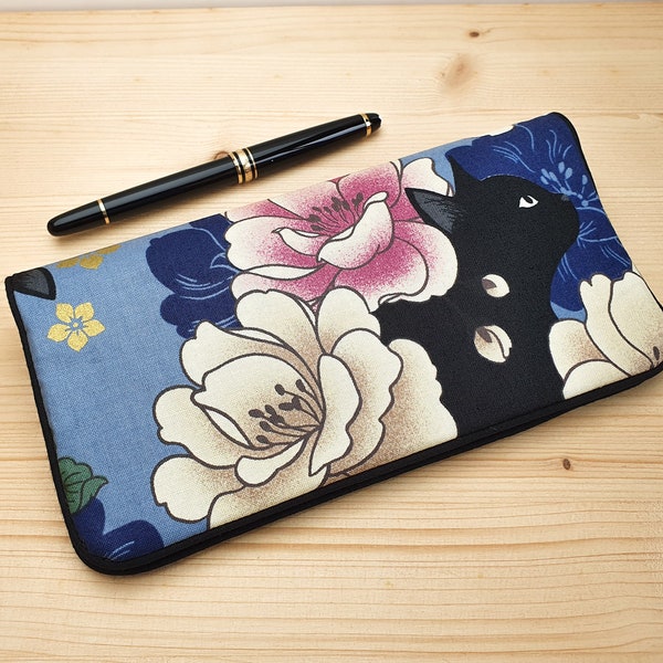 Porte-chéquier chat noir et fleur sur fond bleu - Tissu japonais