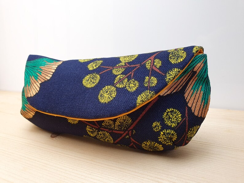 Etui à lunettes en coton à motifs ginkgo et mimosa sur fond bleu marine image 3