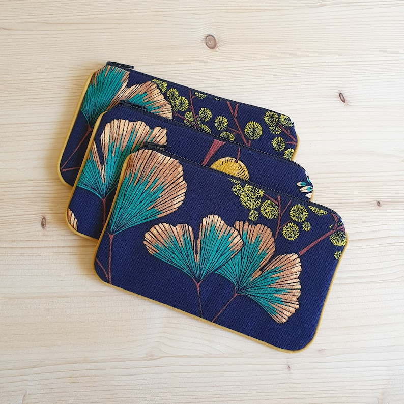 Porte-monnaie en coton à motifs ginkgo et mimosa sur fond bleu marine image 1