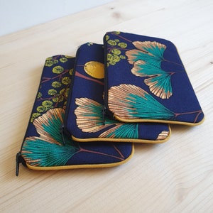 Porte-monnaie en coton à motifs ginkgo et mimosa sur fond bleu marine image 3