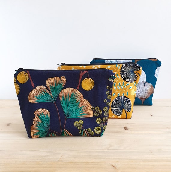 Trousse maquillage ou toilette – 3 motifs : ginkgo/mimosa, floral jaune, ginkgo bleu pétrole – Doublure déperlante – Fait main en France