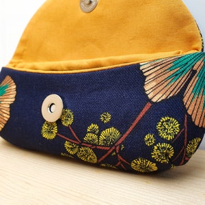 Etui à lunettes en coton à motifs ginkgo et mimosa sur fond bleu marine image 5