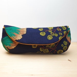 Etui à lunettes en coton à motifs ginkgo et mimosa sur fond bleu marine image 2