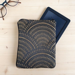 Etui pour liseuse numérique et tablette sur mesure / Housse rembourrée en jacquard noir et doré pour Kobo ou Kindle / Cadeau pour lecteur