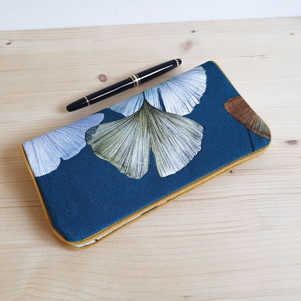 Porte-chéquier tissu Ginkgo sur fond bleu canard - Fabrication artisanale - Cadeau pour elle