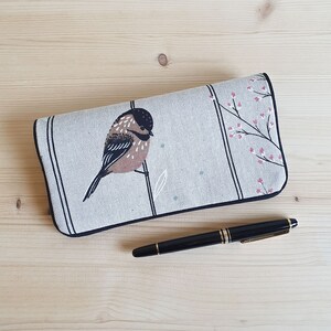 Chequera de pájaro color crudo hecha a mano – Elegante estuche de tela con ramas – Un regalo poético para mujer – Artesanía francesa