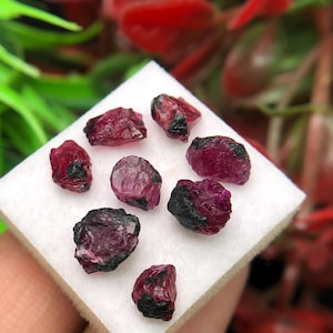 Lote de rubí rojo natural en bruto, 10,33 cts. Rubí de inclusión extraído de tierra suelta. Piedra natal de julio para joyería.