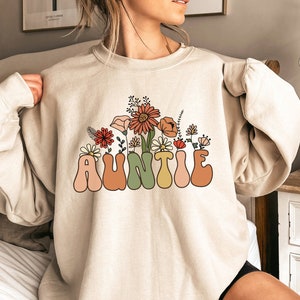 Groovy Wildflowers Auntie Sweatshirt For Aunt, Auntie Gift, New Auntie Crewneck, Aunt Sweatshirt Aunt Shirts Gift For Aunt Gifts Aunt Hoodie