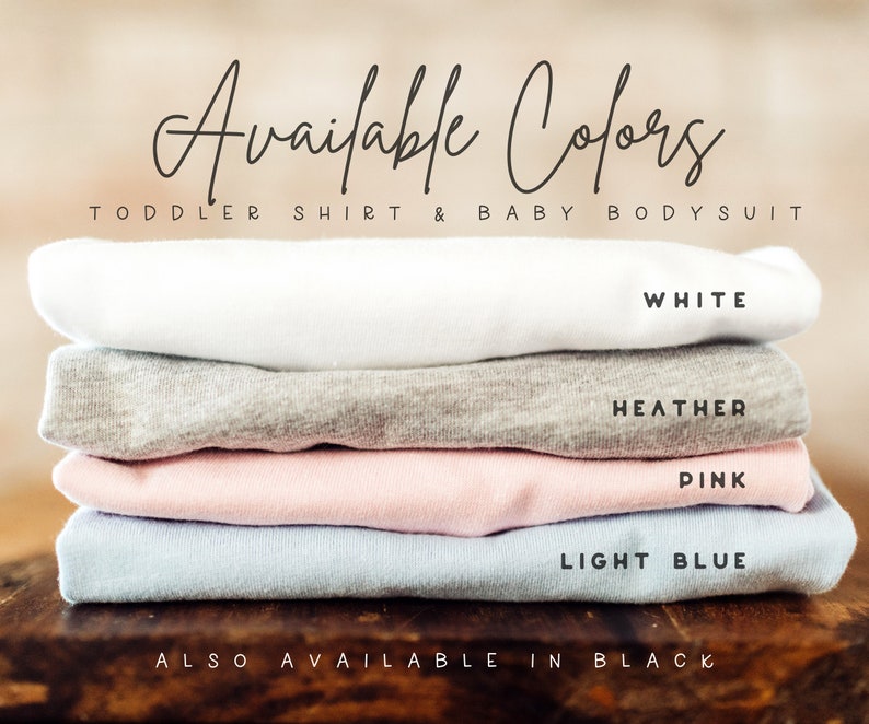 Pode incluir: Pilha de camisas para crian&ccedil;as pequenas e bodies para beb&ecirc;s em branco, cinza mescla, rosa e azul claro. Cores dispon&iacute;veis para camisas para crian&ccedil;as pequenas e bodies para beb&ecirc;s. Tamb&eacute;m dispon&iacute;vel em preto.